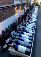 Ein Bild, das Drink, Glasflasche, Wein, Flasche enth�lt.

Automatisch generierte Beschreibung